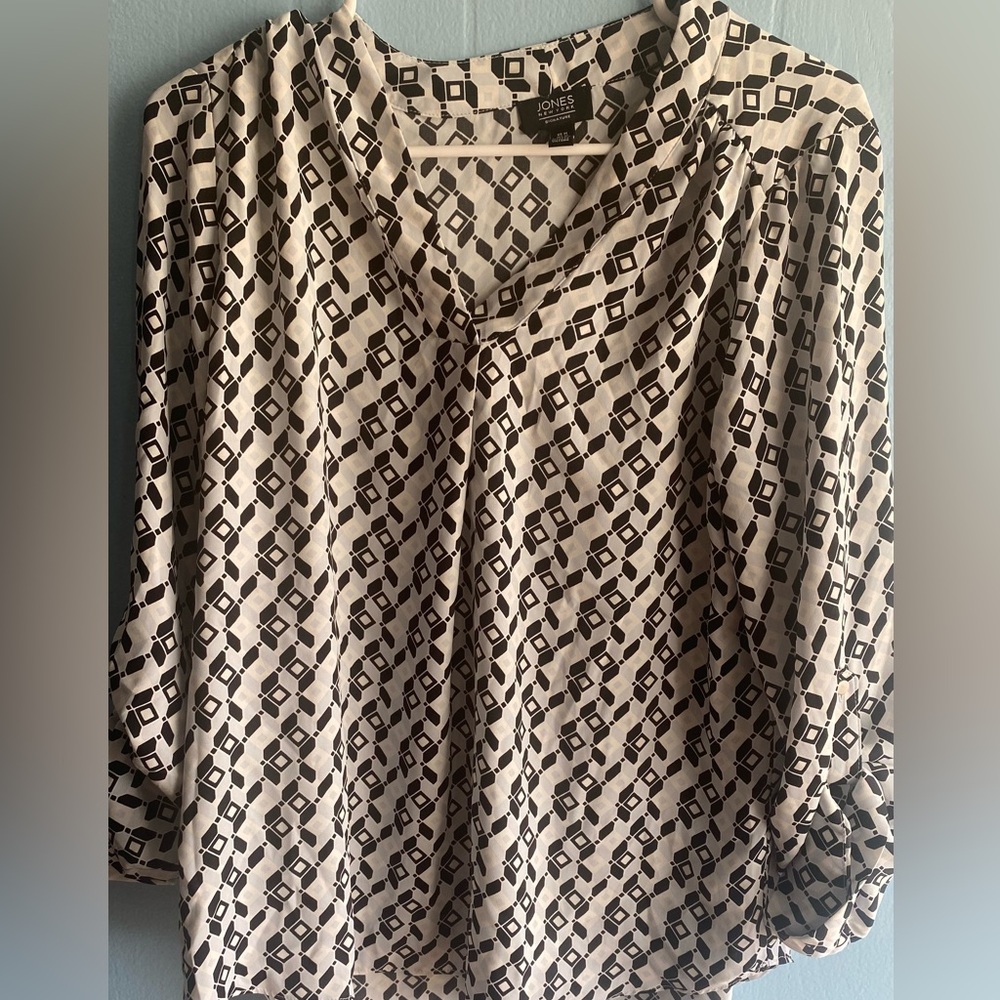 Jones New York Cream and Black Geometric V-Neck Blouse